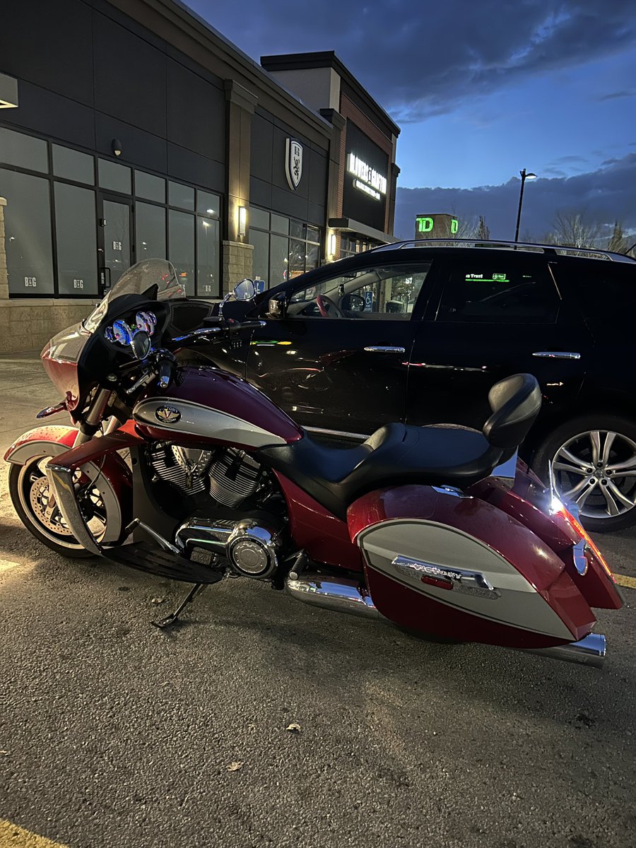 1990dodge's tweet photo. Yes it’s Oct 19.
Yes it’s Edmonton Alberta. 
Yes it’s 16 degrees ( at 7:30pm).
Yes it’s probably our last date night on the bike this season .

#eastcoasterinalberta
#motorcyclelife
#warmweather https://t.co/ymx7sXf71K