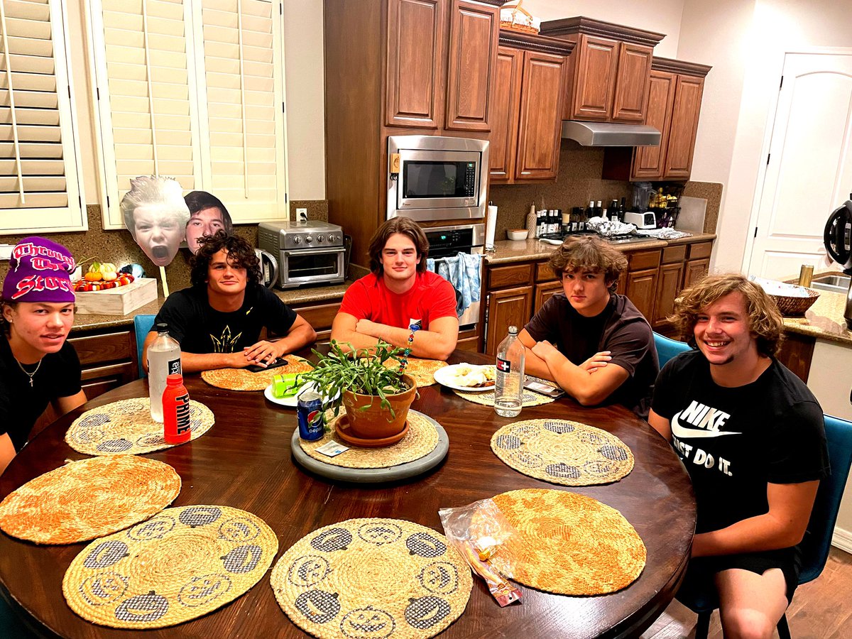 Middle backer pregame meal. Great group of guys.   #finishstrong #destinationhamilton @michaelzdebski @CoachPTBarrett @DallasBaxter07 @gilstrap_jaden @Husky_Football7 @beau_jandreau