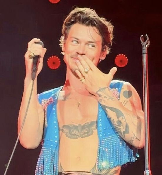 harry on tour (@heslotarchive) on Twitter photo 