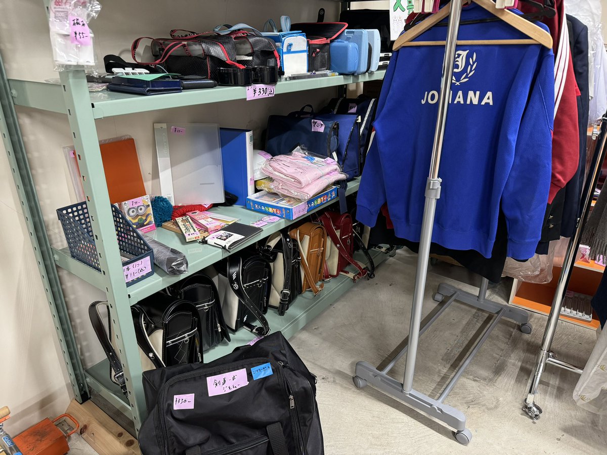 tanakatoga's tweet photo. 先日オープンしたリユース♻️のお店を視察。

早速冷蔵庫を購入。
ビール用。

ランドセルも工具もギターもスキーも。

#REなんと https://t.co/2zJ5DlOgOG