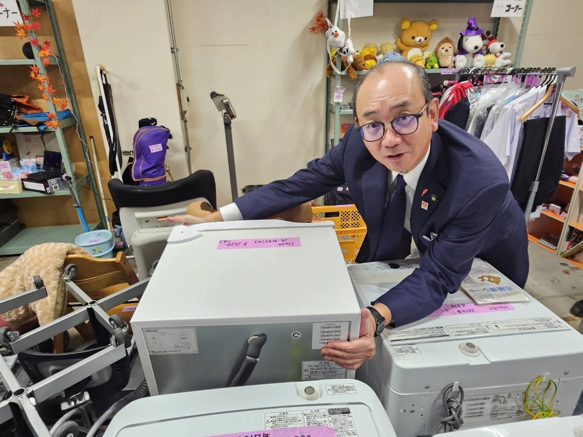 tanakatoga's tweet photo. 先日オープンしたリユース♻️のお店を視察。

早速冷蔵庫を購入。
ビール用。

ランドセルも工具もギターもスキーも。

#REなんと https://t.co/2zJ5DlOgOG