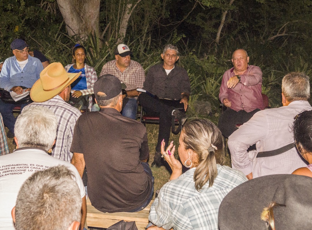 Vice primer ministro cubano Jorge Luis Tapia Fonseca intercambió en la noche de este jueves con productores agrícolas de #Mayarí. “Este encuentro es para buscar soluciones a la comida” dijo el dirigente. #CubaHoy #Holguín #VisitaGubernamental