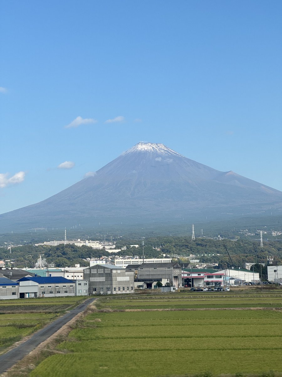 yo_ku2001's tweet photo. 新幹線から見える富士山だった。大阪蒸し暑いなぁ… https://t.co/wJm6oA4UCe