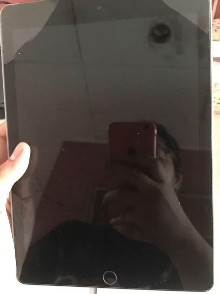 poppysby's tweet photo. •Dijual: Ipad (6th) Gen Wi-Fi 2018 128 GB
•Kelengkapan: 
- Charger Complete, Box Complete 
- No earphone (krn pas beli juga tidak dpt earphone) 
•Kondisi barang: Second like New  (minus pemakaian)
- Body Good Condition 99% 
- Battery Health Condition 90 % 
- Software Updated https://t.co/FwVDiroUu0