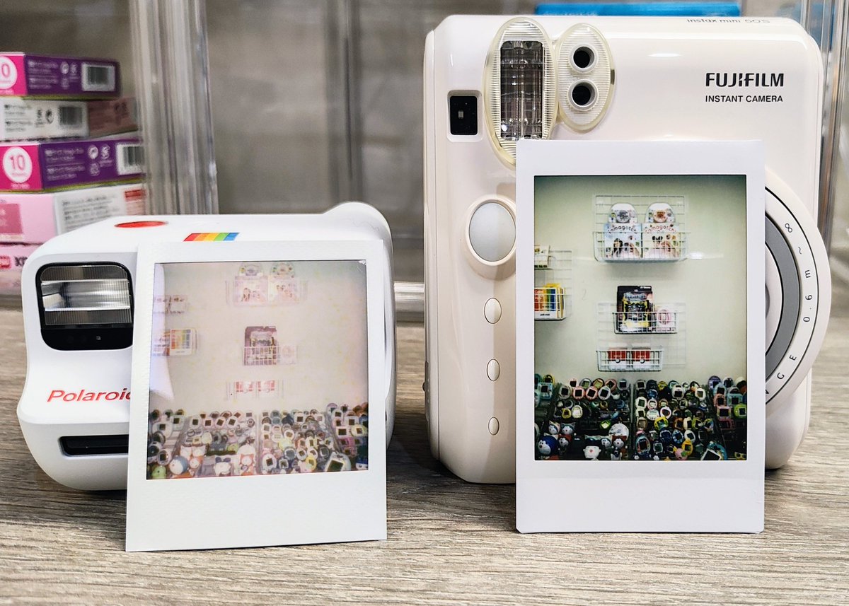 tinypetgogo's tweet photo. 寶麗來Polaroid Go與富士Instax mini50S拍攝比較，同樣的角度同樣昏暗的室內燈光，各有特點，不過本人比較偏好富士的顯影設定。
#電子雞 #他媽哥池 #寵物機 #tamagotchi #電子寵物 #角落生物 #TMGC #拍立得  #takaratomy #たまごっちプラス #拓麻歌子 #instax  #fujifilm #富士 #寶麗來 #小王子蛋蛋 https://t.co/ruBDyrn5Wm
