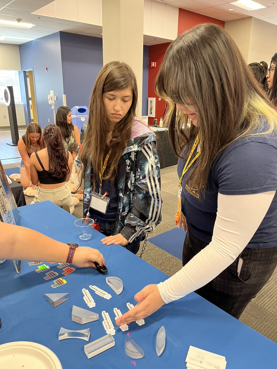 STEM Goes Red with @AmericanHeartAZ talking quantum networks with local High School girls #quantum #STEM #STEMgirls thank you for hosting <a href="/UAZTechParks/">Tech Parks Arizona</a> <a href="/uazresearch/">University of Arizona Research</a> <a href="/UAZOpticalSci/">The U of A Wyant College of Optical Sciences</a> <a href="/UAZTechLaunch/">Tech Launch Arizona</a>