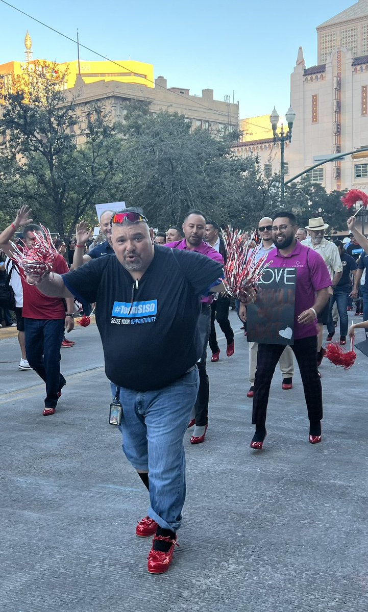 Abundantly proud and grateful for our Blazer AP, Mr. González for “walking a mile in her shoes!” Thanks for taking one for the Team! @JGonzalez_AHS @SGomez18_AHS @BlazerNationAHS @Americas_HS @lvarela_AHS