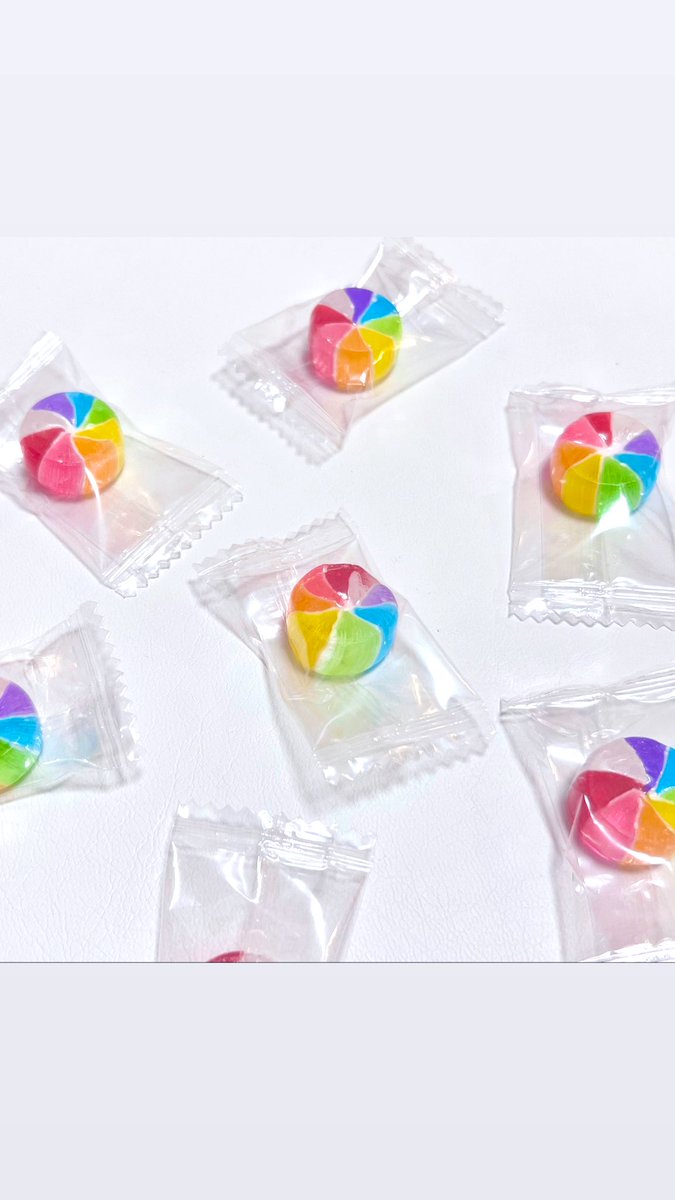 rainbow_silk's tweet photo. 家族旅行でおみやげに買った（買わされた😂）キャンディ🍬

虹色、レインボー、可愛い😭🌈

子が「はい、ひとつあげるね✨」と、
思いやりでたまにくれるのです… https://t.co/hBJ2c3FZaB
