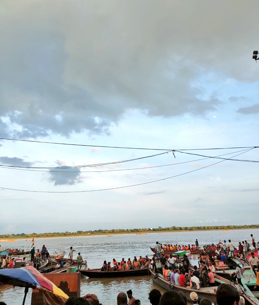 ढूंढो तो सुकून खुद में है,
पर सुकून का दूसरा नाम बनारसी हैं ❣️ 
Good Morning #Kashi #GangaRiver 🙏😍🙏