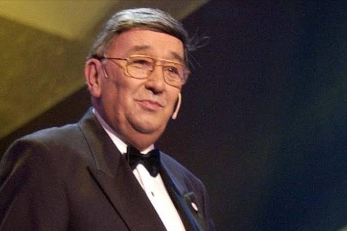 Eurovision maceramızda emeği çok büyük olan ve yıllarca sesiyle bize yarışmayı aktaran usta spiker Bülend Özveren’i saygı ve özlemle anıyoruz.