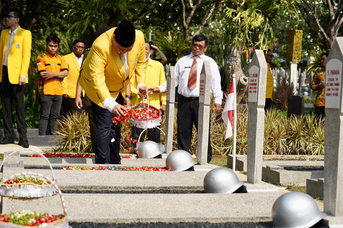 golkar_id's tweet photo. Memulai rangkaian HUT ke-59 tahun, Dewan Pimpinan Pusat (DPP) Partai Golkar melaksanakan ziarah di Taman Makam Pahlawan (TMP) Nasional Utama Kalibata, Jakarta 20 Oktober 2023.

#GolkarIndonesia #AirlanggaHartarto #PartaiGolkar #TamanMakamPahlawan #HUT59Golkar https://t.co/6B8tiy4bnn