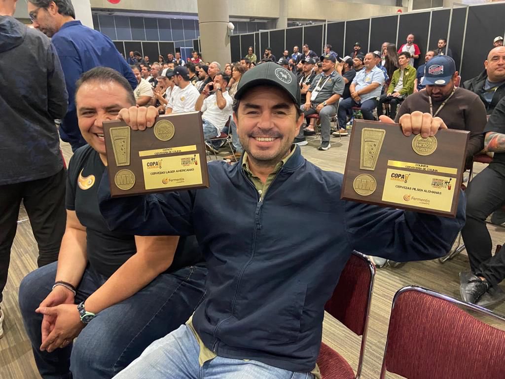 cervezadecolima's tweet photo. Nos llevamos a casa 2 medallas de oro para nuestras lagers Colimita 🥇 y Cayaco 🥇en la @CopaCervezaMx.  ¡Gracias a todo el equipo! Nos gusta mucho ser de aquí. 🌴 https://t.co/Tq37wCL6Ha