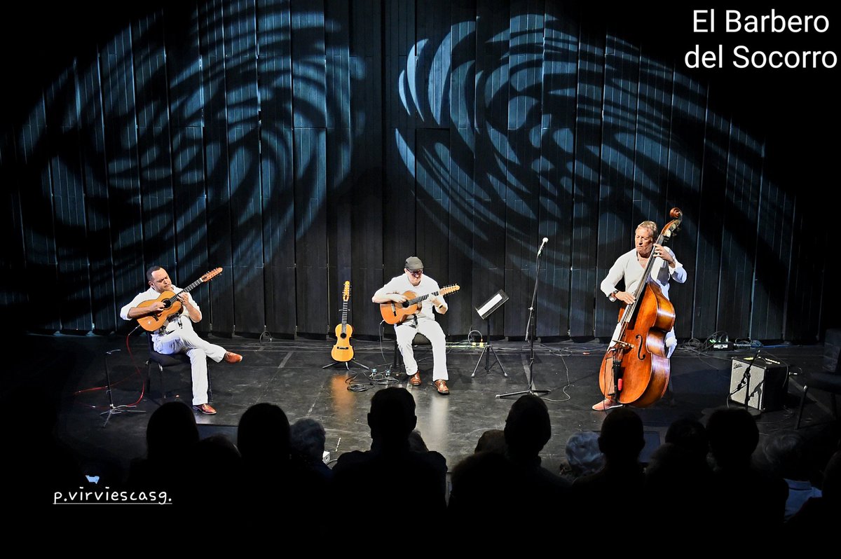 pvirviescasg's tweet photo. Un paseo por la música andina colombiana e internacional realizó esta noche "El Barbero del Socorro", en el Teatro Santander (Bucaramanga) @barberosocorro @Jamon_Salve @teatrosantander https://t.co/wXIVR0uWUU