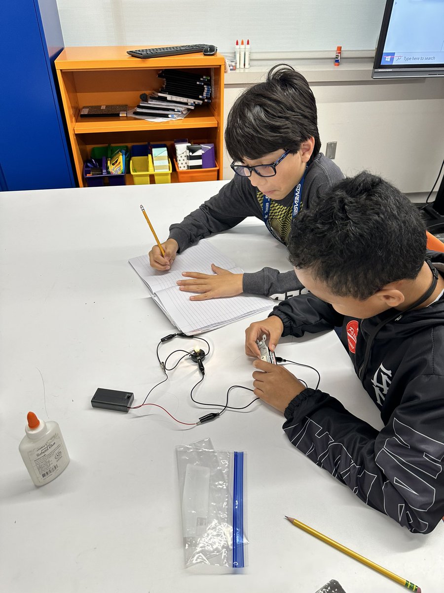 ELEW2K9's tweet photo. 5th grade wildcats learning how to build circuits! It’s electrifying!😊 https://t.co/WJx07zWXu7