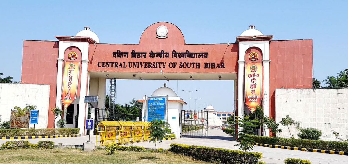 airnews_patna's tweet photo. #Bihar : #गया:  राष्ट्रपति #द्रोपदी_मुर्मु आज दक्षिण बिहार केन्द्रीय विश्वविद्यालय के तीसरे दीक्षांत समारोह में मुख्य अतिथि के रूप में शामिल होंगी। 

🔹स्नातक और स्नातकोत्तर के 1142 विद्यार्थियों को मिलेगी डिग्री

 🔹103 विद्यार्थियों को मिलेगा गोल्ड मेडल https://t.co/EUOHiop5km