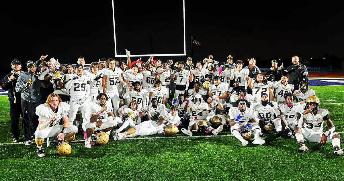 HLR_FOOTBALL's tweet photo. Great team win tonight. The BULLDOGS finish the regular season with a 7-2 record, undefeated conference champions, 34th Conference Championship! #BULLDOGTOUGH 🏈🐾🐶 https://t.co/NRVDgJEvf0