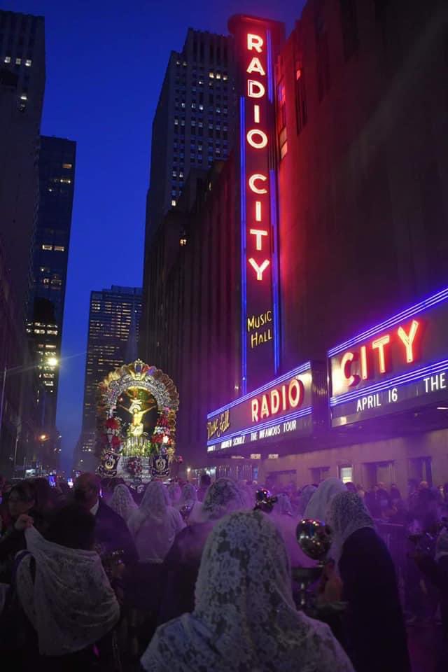 El Señor de los Milagros en procesión por las calles de Nueva York 2021.