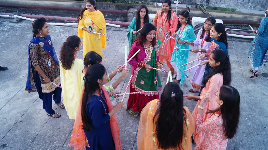 singsyspteltd's tweet photo. Singsys immersed itself in the enchanting rhythms and vibrant colors of Navratri. This holy festival brought us a chance to groove to peppy music and flaunt our dandiya moves.
#DandiyaNight #Joy #HappyFaces #Dance #Navratri #FunAtOffice #SingsysMoments https://t.co/efjxxetSYm