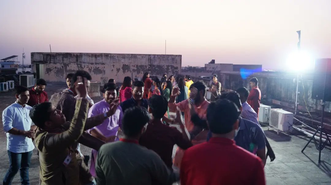 singsyspteltd's tweet photo. Singsys immersed itself in the enchanting rhythms and vibrant colors of Navratri. This holy festival brought us a chance to groove to peppy music and flaunt our dandiya moves.
#DandiyaNight #Joy #HappyFaces #Dance #Navratri #FunAtOffice #SingsysMoments https://t.co/efjxxetSYm