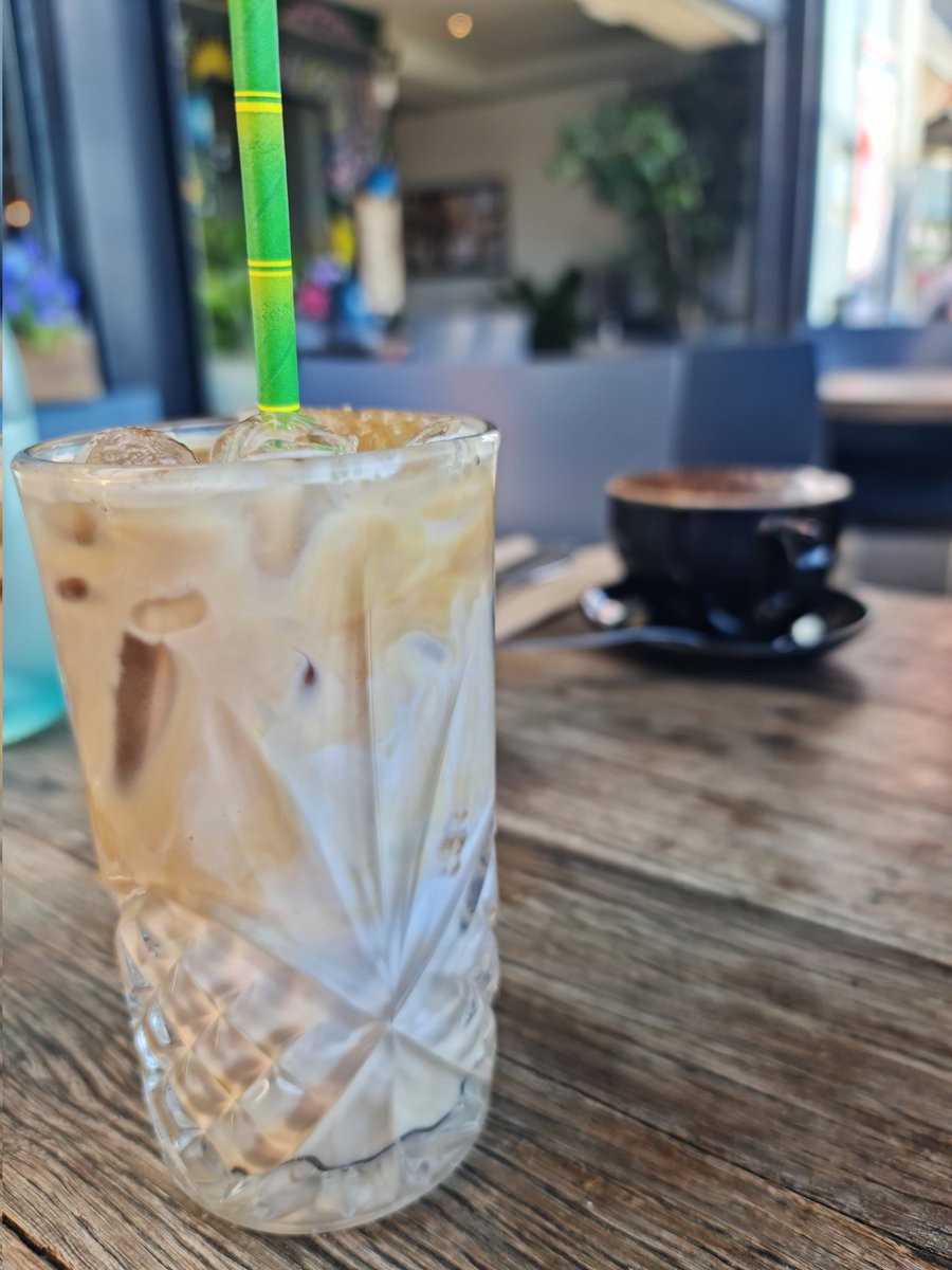OZZY_GiRL_'s tweet photo. Delicious eggs benny and an iced latte for my birthday brunch. So good! Ortem is such an amazing Cafe 👏 😍
A sweet friend of mine made me a birthday avatar ☺️ ���� #brunch #ortem #coffee https://t.co/3vXudQ2Pn1