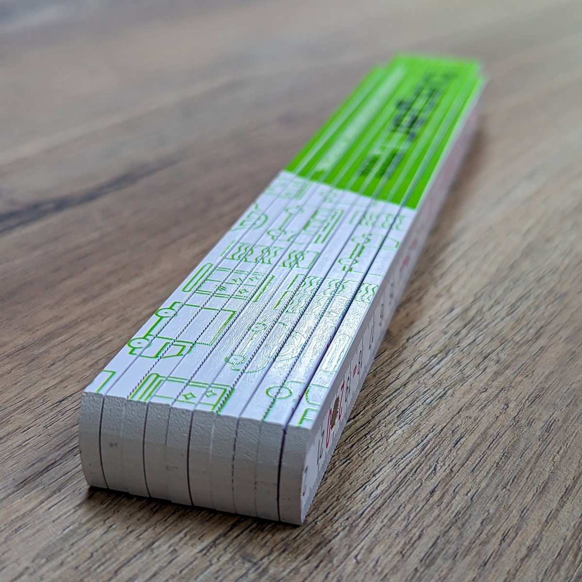 bagar_werbung's tweet photo. Wenn schon Werkzeug, dann was gescheites!

Mit genug gestalterischem Input werden auch Meterstäbe zu kleinen Kunstwerken, die nicht nicht nur in der Ecke liegen. Vor allem, wenn obendrauf noch die mechanische Qualität passt.

#werbeartikel #meterstab #werkzeug #gestaltung https://t.co/ZunTVgNsNA