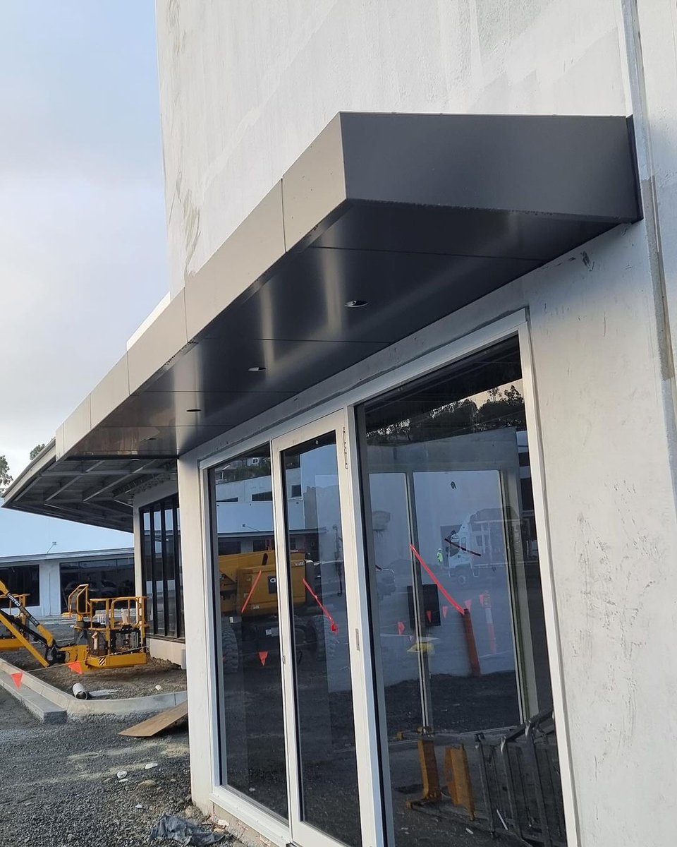 NetworkBS's tweet photo. The Skyline Facades team designed, supplied, and installed an awning structure clad with Mitsubishi #ALPOLIC NC in Charcoal finish. Sometimes it's the small touches that really make a building stand out!
📸 Skyline Facades
#networkbuildingsupplies #awning #claddingsystem https://t.co/FAVG8BdmOd