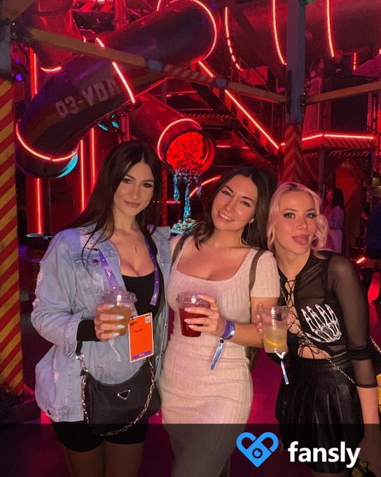 At the @fansly Party with my girls! https://t.co/uH7x6DGtAS