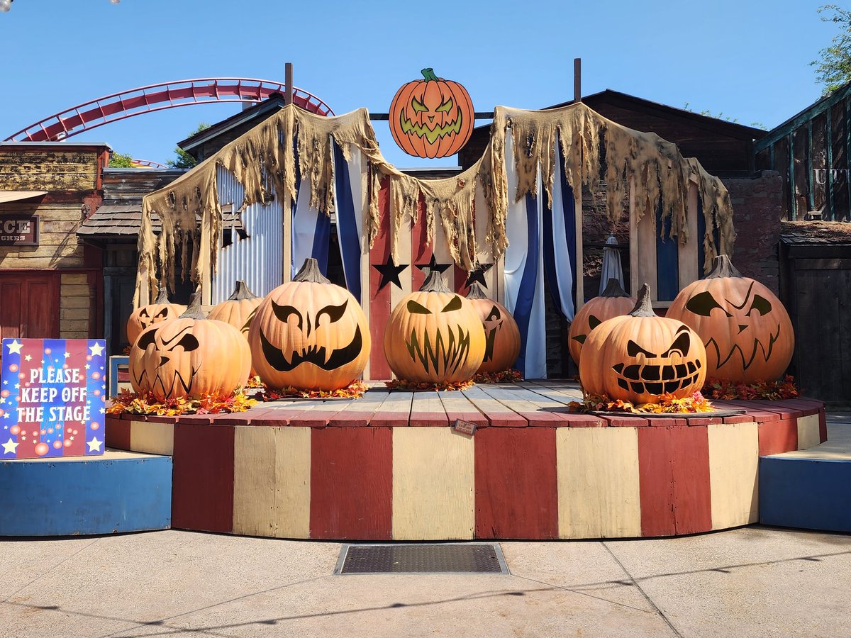 EngelDerTod's tweet photo. September 23rd: Enjoying the Halloween goodness at the park during the day. https://t.co/lAyJcpUeiC