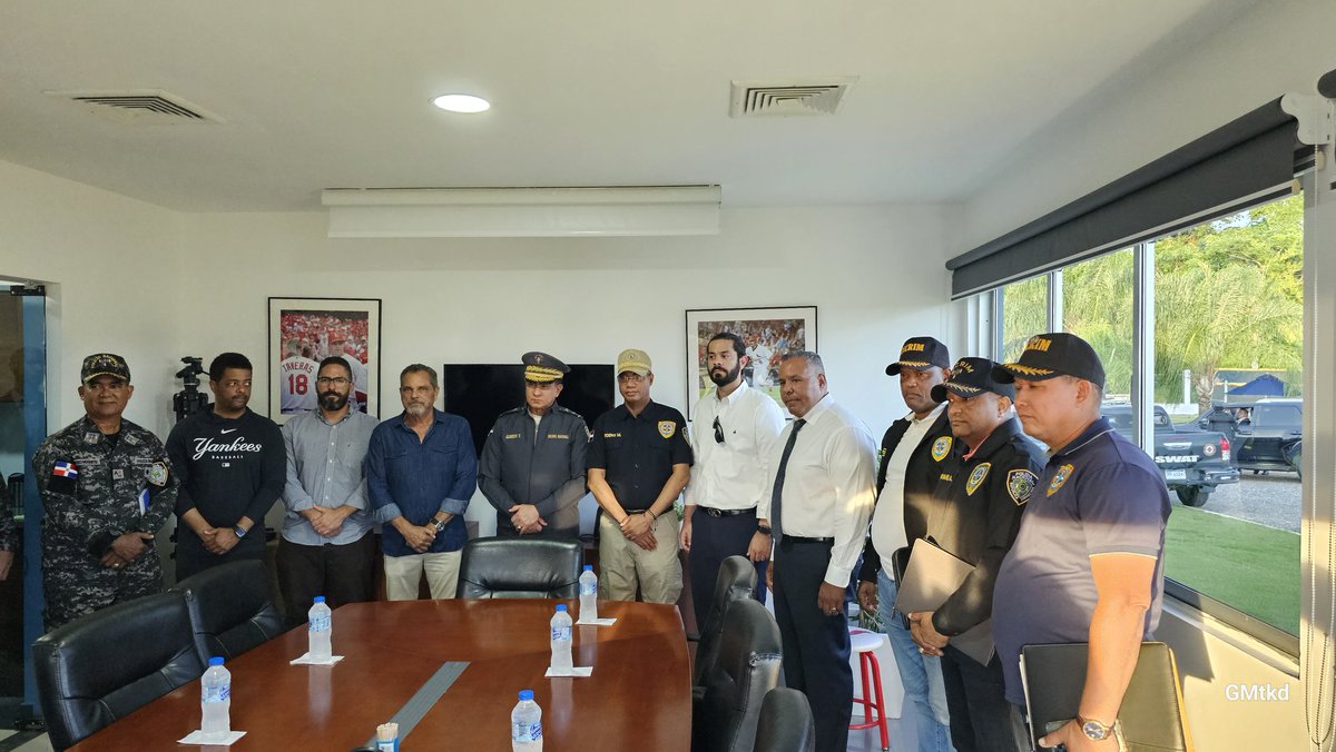 gabrielmercedez's tweet photo. Un recorrido por varias Academias de Béisbol de @MLB en la República Dominicana. El señor director general de la @PoliciaRD mayor gral Eduardo Alberto Then, personalmente cumple la instrucciones precisas del excelentísimo señor presidente de la República Dominicana Luis Abinader y junto al director central del @CENTRALDICRIM general Paul Cordero Montes de Oca, además de los agentes que será responsables de garantizar la seguridad e inversión de las 30 instalaciones deportivas que están en el Gran Santo Domingo y el municipio de Guerra S.D.E

#PNteInforma @pesqueiradiego @yoel0325 @RdNoboa