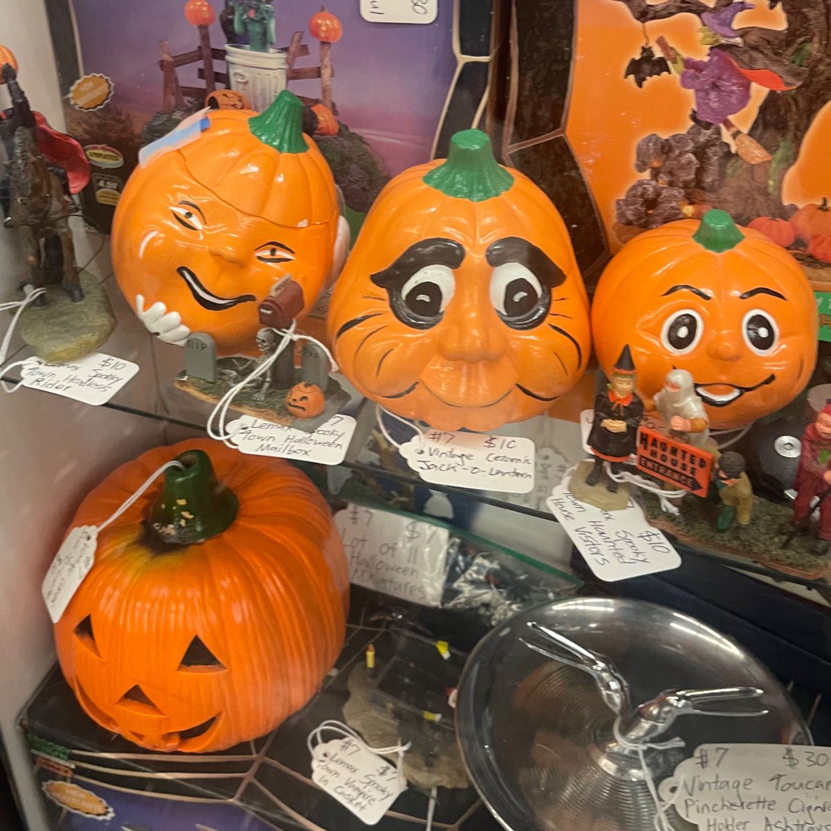 AntiqueTrove's tweet photo. Cute little characters! Vintage ceramic painted pumpkins.
Please call for purchase & availability
.
.
.
#AntiqueTrove #ScottsdaleAntiqueTrove #retro #vintage #antique #MidCenturyModern #AntiqueStore #MCM #VintageHalloween #paintedpumpkins https://t.co/eU3tgJf8I1