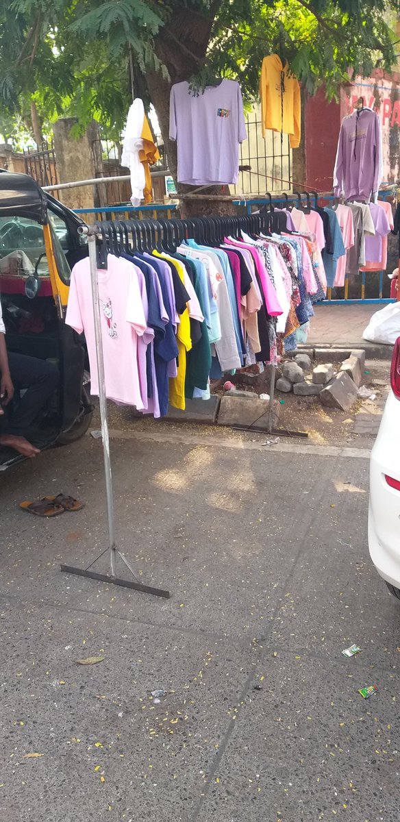 Vickeey6's tweet photo. @ChandivaliCCWA @IqbalSinghChah2 @mybmc @CMOMaharashtra @mashrujeet @TOIMumbai @HTMumbai @PrajaktaKasale @mid_day @fpjindia @PlanetPowai @mypowai @LokmatMumbai @mymalishka Chembur Merchant's Association stands and supports this.Lets us all come together and make footpath free for pedestrians to walk.Hawkers occuping footpath plus road outside BMC M west ward. https://t.co/3XvxEKPBbG