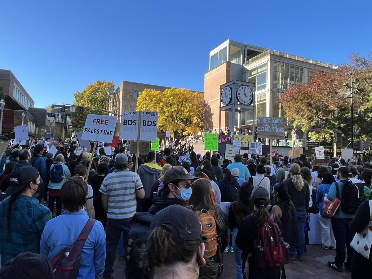 SameerudDowla's tweet photo. Portland Oregon came out in large numbers today for Gaza 🇵🇸🙌🏾 https://t.co/Xb5DRepfTi