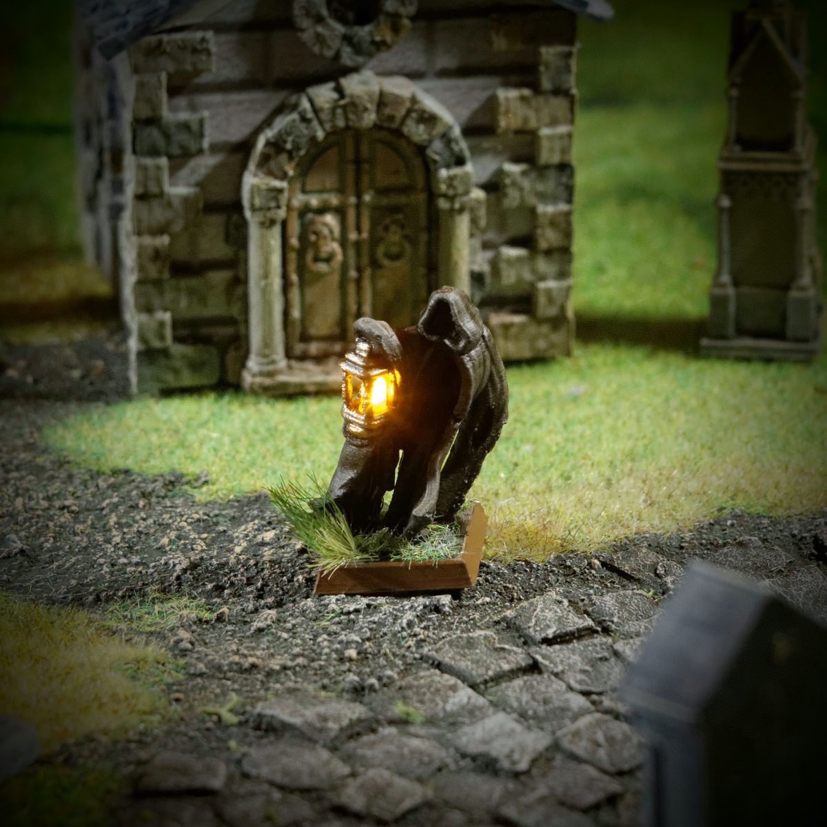 BriteMinis's tweet photo. After the recent worrying events of crypt break-ins and digging up corpses, the council of tenants of the cemetery have collected whatever valuables they were buried with and hired a wraith as a nightshift guard. 

#spooktober #halloween #ghost #werebat #ghoul #tabletopterrain https://t.co/5nbyNpY7kV