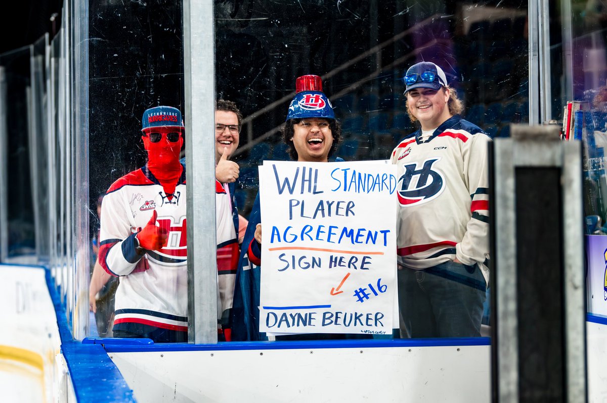 TheStorm_97's tweet photo. Sure seems to love scoring against an Alberta-based team. He can do a lot more of that if he signs with the @WHLHurricanes! Contract is still ready for ya Dayne! 📸: @perreauxphoto #HereWeGoCanes https://t.co/PJaTCSKLHZ