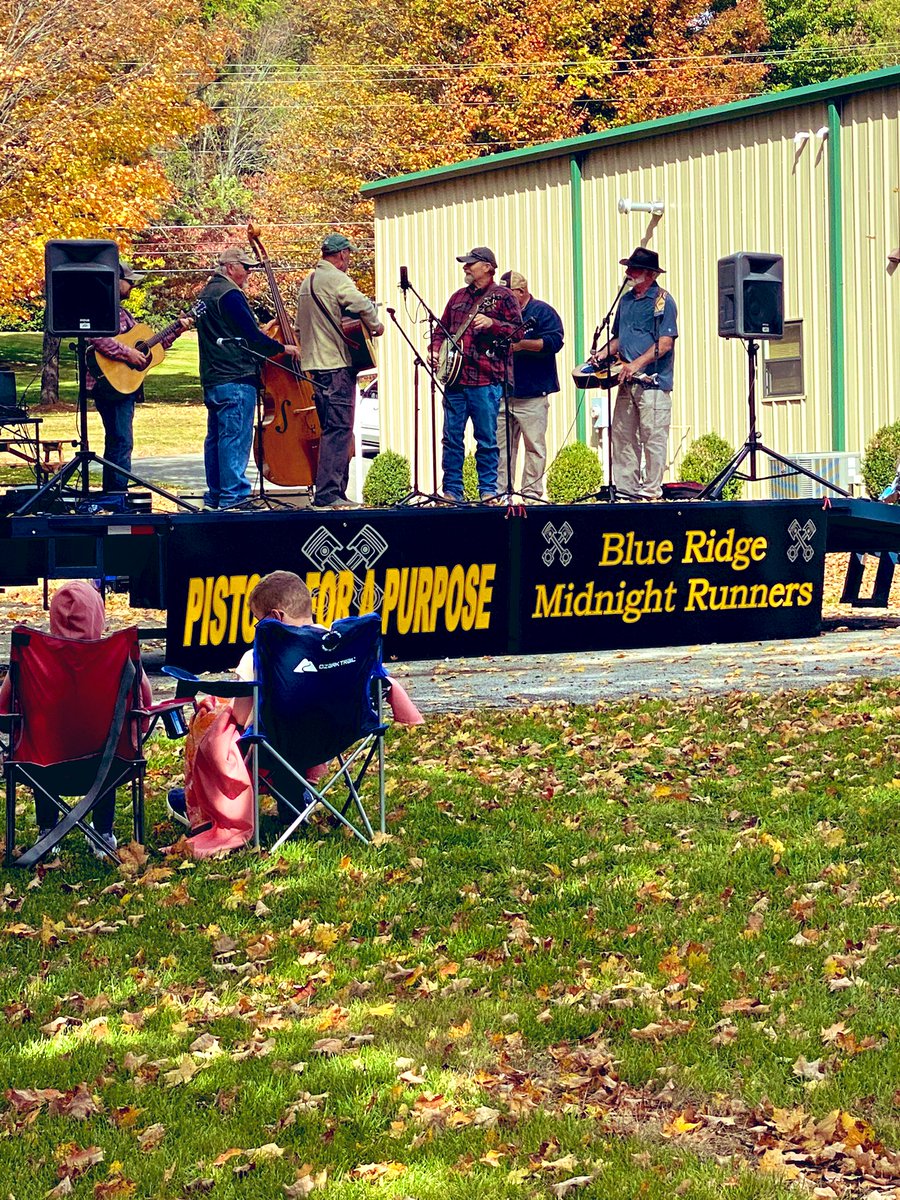TealSeptember's tweet photo. We had a great time at the #2ndAnnual #CarShow - #PistonsforaPurpose on
Sat Oct 14, 2023. It was located on the
Main Street in #Jefferson_NorthCarolina
Sponsor was The #BlueridgeMidnightRunners . #vintagecars #vintagetrucks #antiquecars #antiquetrucks https://t.co/MPE5BTO0mN