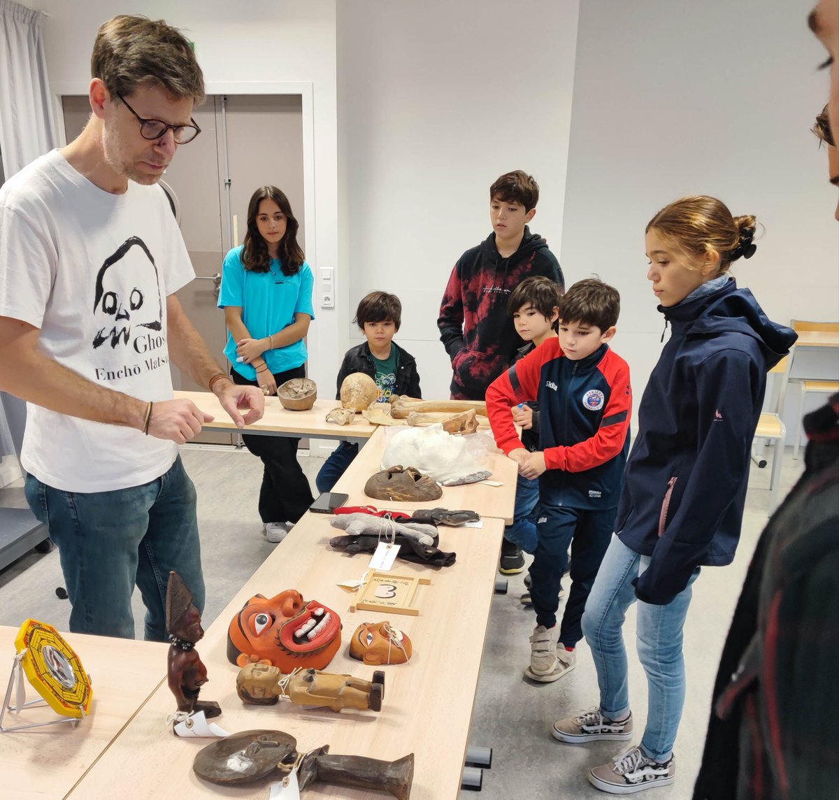 UVSQ_Research's tweet photo. La Fête de la Science à l'@uvsq du samedi 7 au dimanche 15 octobre a assurément suscité des vocations, chez les enfants, collégiens et lycéens, grâce aux chercheurs de l'@ILV_UMR8180, du @GEMaC8635, de l'#OVSQ et de l'UFR Simone Veil-Santé : https://t.co/z8omHQzzIS #FDS2023 https://t.co/bIXuHY6ki1