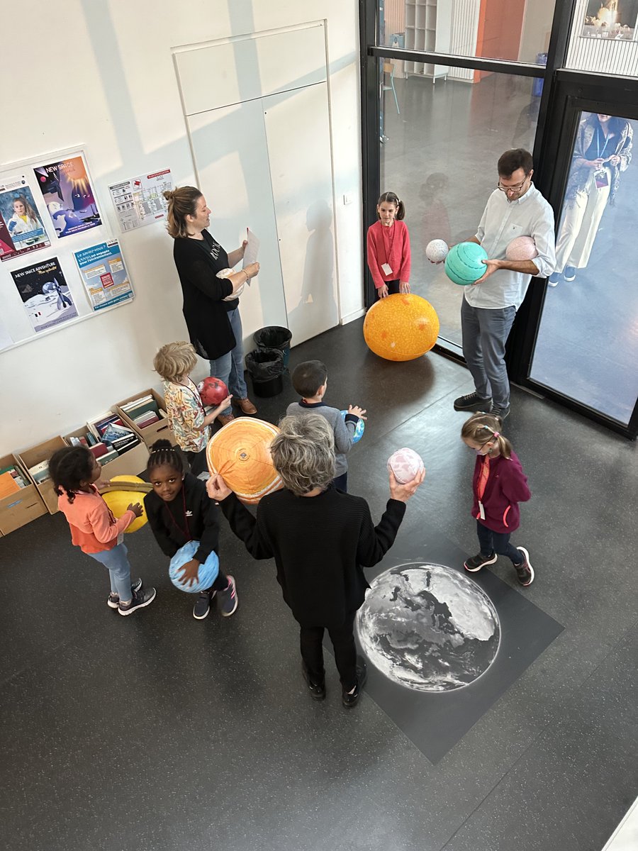 UVSQ_Research's tweet photo. La Fête de la Science à l'@uvsq du samedi 7 au dimanche 15 octobre a assurément suscité des vocations, chez les enfants, collégiens et lycéens, grâce aux chercheurs de l'@ILV_UMR8180, du @GEMaC8635, de l'#OVSQ et de l'UFR Simone Veil-Santé : https://t.co/z8omHQzzIS #FDS2023 https://t.co/bIXuHY6ki1