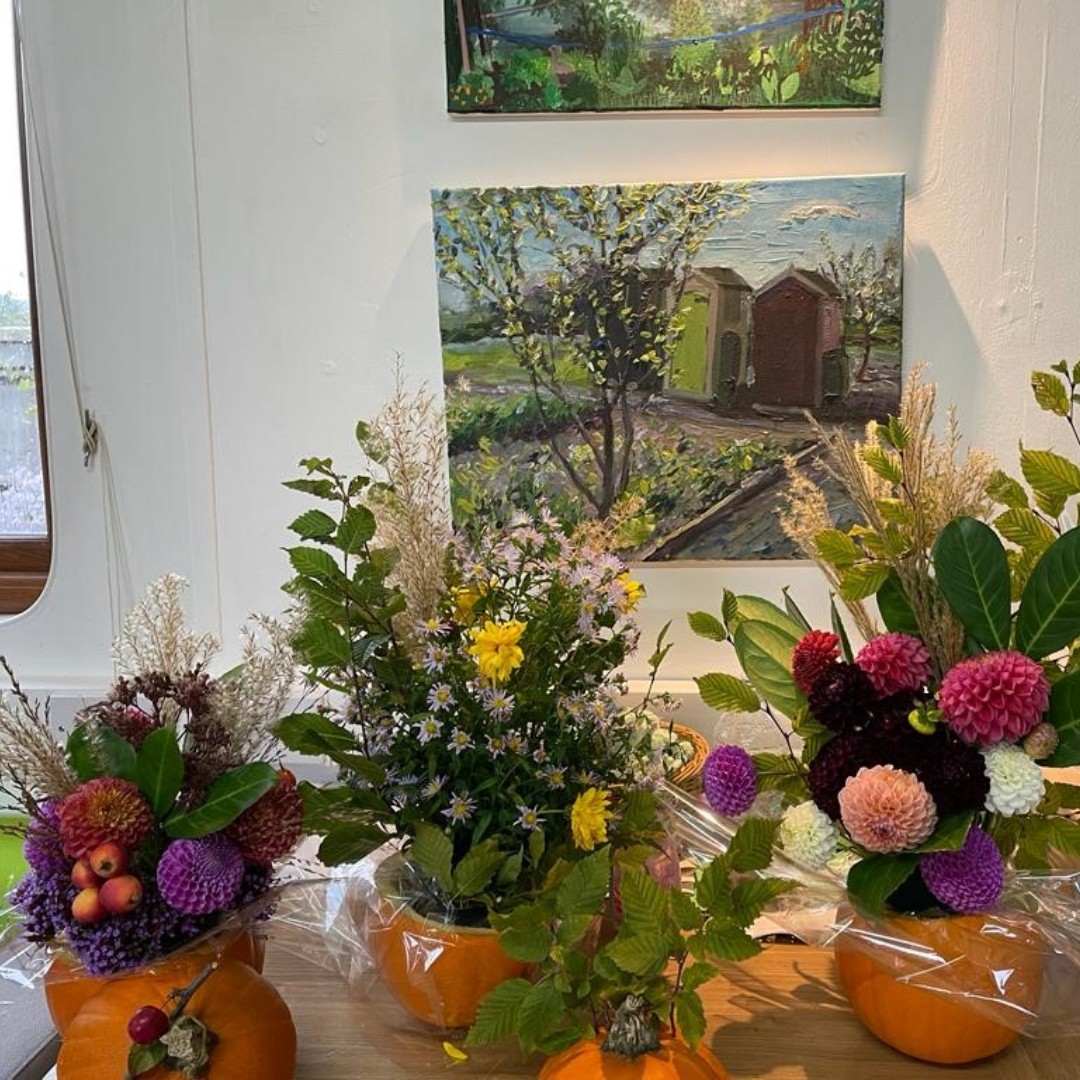 This week, our Wellbeing Programmes and courses have focused on autumn-themed garden activities. Guided by two of our very talented florists, people on our programmes learnt how to create a show-stopping autumnal centrepiece during this week's sessions. #farmerpaulpumpkins