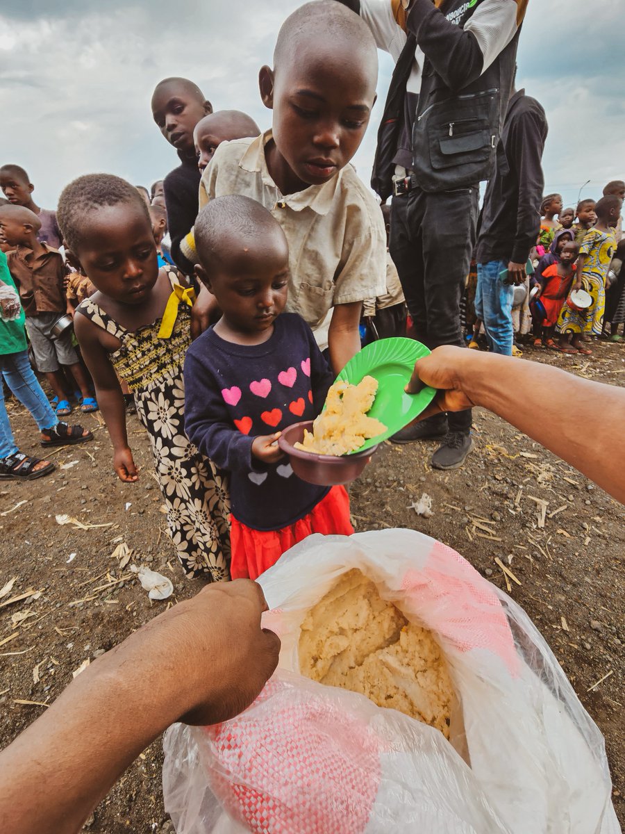 ASBLCF's tweet photo. Grâce au fonds collectés lors de @congofoodweek 2023 Congolicious Foundation apporte une assistance alimentaire aux enfants et femmes déplacés de guerre installés dans le camp de Kanyaruchinya à Goma, Nord-kivu. Merci beaucoup pour vos donations la famille 🙇🏿‍♂️🤍 https://t.co/NomGKu6W7m