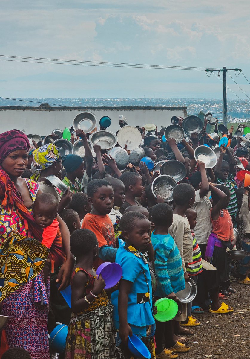 ASBLCF's tweet photo. Grâce au fonds collectés lors de @congofoodweek 2023 Congolicious Foundation apporte une assistance alimentaire aux enfants et femmes déplacés de guerre installés dans le camp de Kanyaruchinya à Goma, Nord-kivu. Merci beaucoup pour vos donations la famille 🙇🏿‍♂️🤍 https://t.co/NomGKu6W7m
