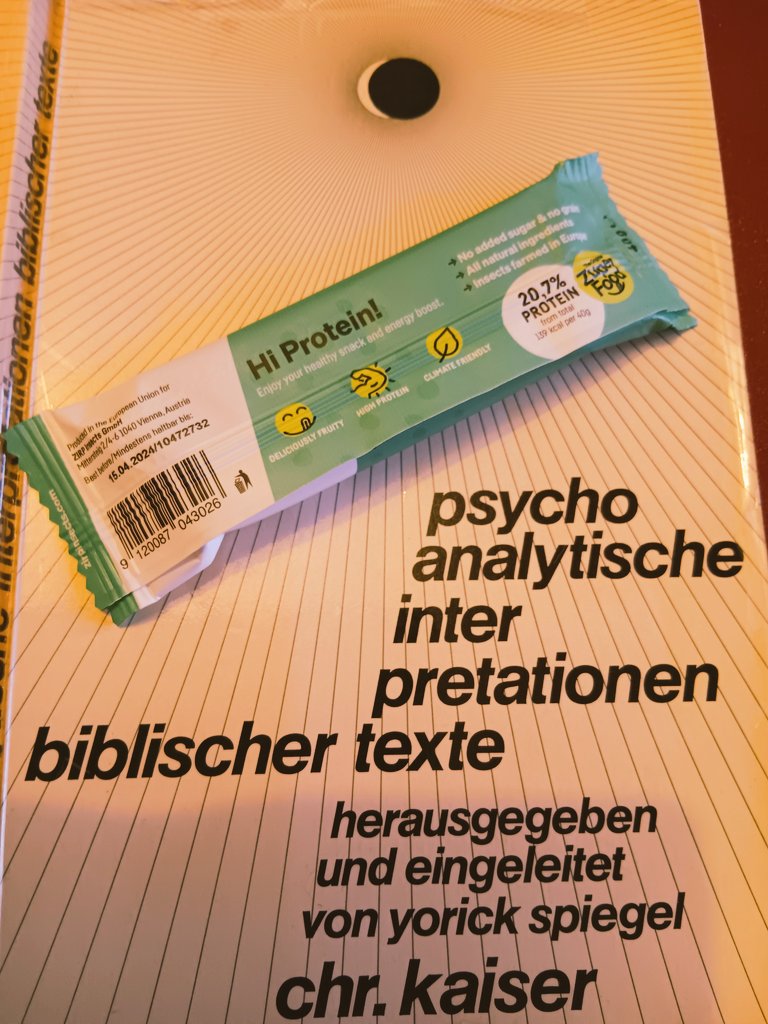 Verkostung eines Wiener Proteinriegels auf Basis von Buffalowurmmehl. Gustatorisch paßt er sich unauffällig in die gängigen Geschmacksmuster von fruchtigen (hier Datteln, Äpfel u Zimt) Proteinriegeln ein. Ohne die Kennzeichnung hätte ich nicht gemerkt, dass der Wurm drin ist.