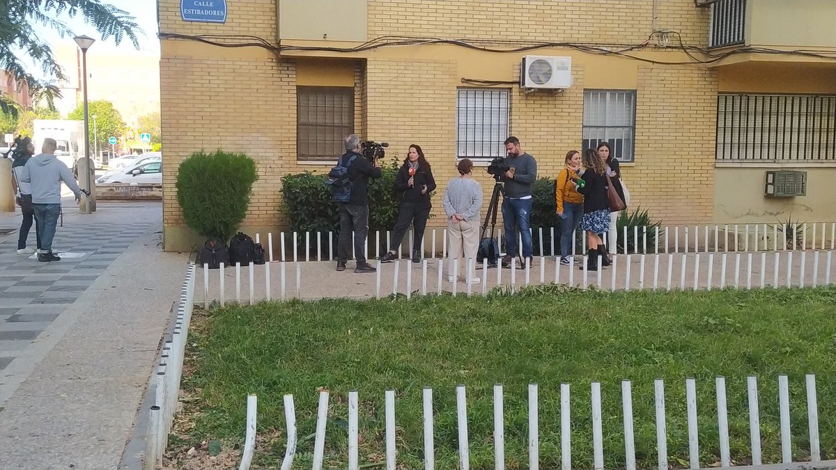 Cobertura informativa en Pino Montano.

"Se ha caío la parmeraaa. En directoooo"