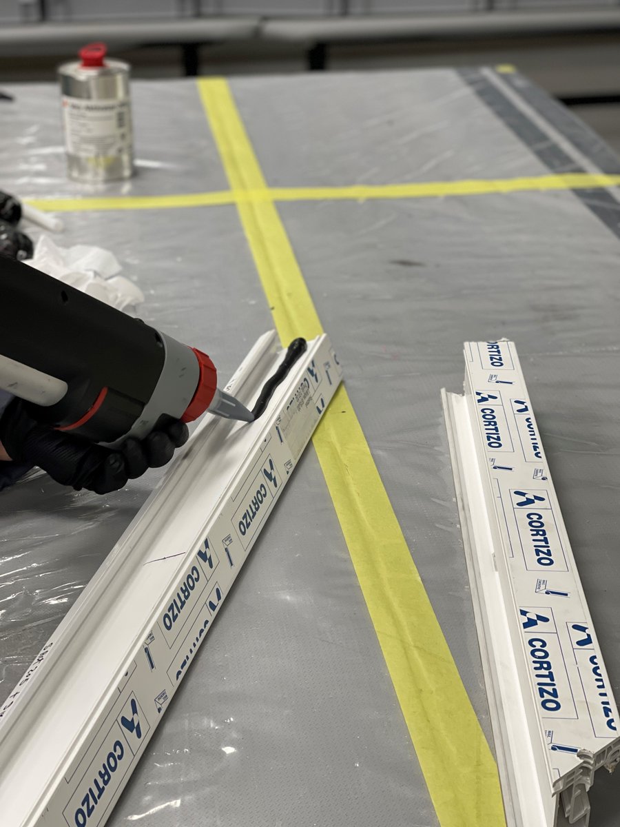SikaSpain's tweet photo. Nuestro compañero Carlos aplicando #Sikasil WT-66 Power Cure, una #silicona especial para #fabricación de #puertas y #ventanas de perfil #minimalista. 

En Sika realizamos pruebas de #adhesión y #envejecimiento sobre todos los elementos que componen ventana, puerta https://t.co/WfI981N2pQ