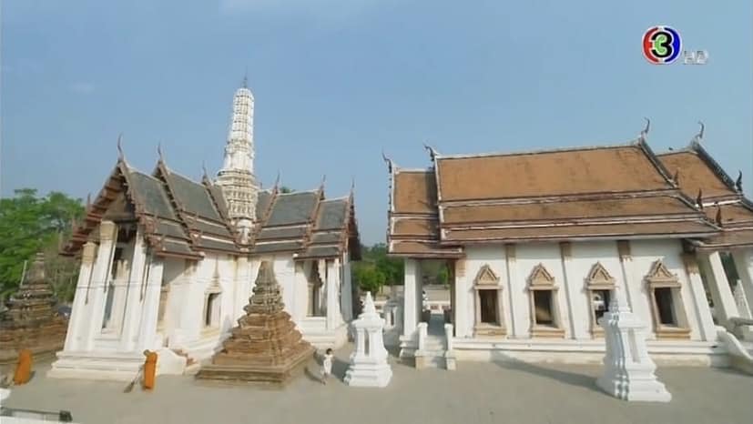 miscthailand's tweet photo. วัดย่านอ่างทอง แต่ตั้งอยู่ในอ.ผักไห่ จ.พระนครศรีอยุธยา เป็นวัดเก่าแก่ที่มีสถาปัตยกรรมหลากหลายมาจากวัดสำคัญหลายแห่งในกรุงเทพมหานคร ด้วยว่าเจ้าอาวาสพระธรรมไตรโลกฯ (น่วม) ในสมัยร.๓ ได้มาเยี่ยมพระพุทธโฆษาจารย์ วัดโมลีโลก ฝั่งธนบุรี และขอร้องให้พระพุทธโฆษาจารย์(ขุน) #พรหมลิขิตep2 (๑) https://t.co/3N7P90CCVX