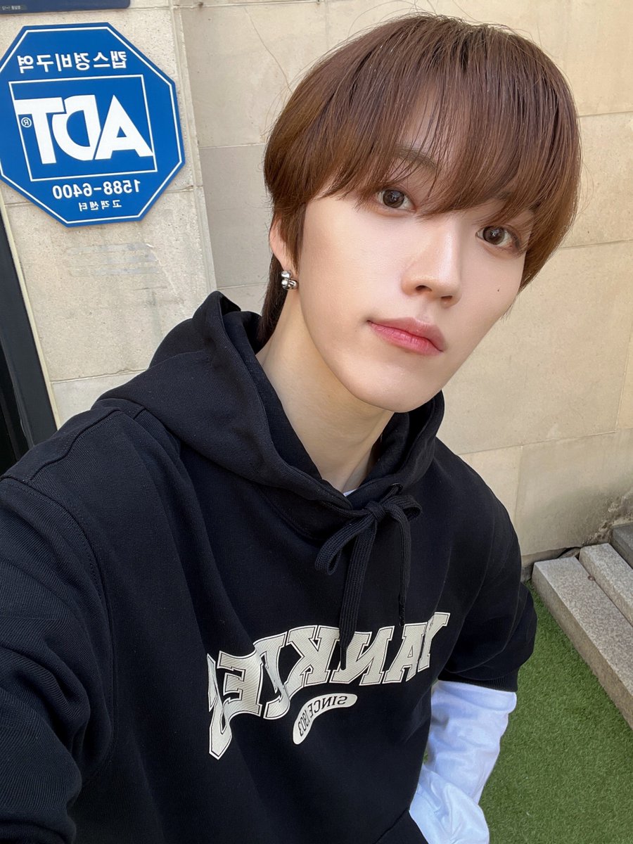 #우영

후드끈은 리본으로 묶어줘야 패션의 완성인 거 알아요??🎀
그리고 우영이라는 사람은 에이밍이 있어야 완성ㅎㅎ
언제나 우리 에이밍이 짱이라는 뜻😚 
내가 많이 사랑해요☺️💕💕

#에이머스 #AIMERS #WOOYOUNG