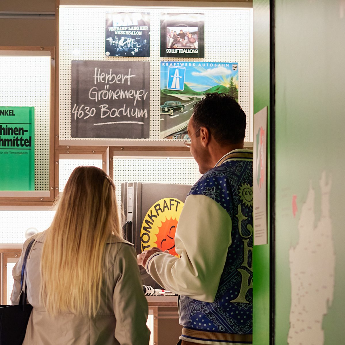 hdg_nrw's tweet photo. Nächster Halt: @bochum_de. 📍#MuseumMobil ist ab heute bis zum 29. Oktober täglich von 10 bis 18 Uhr auf dem Dr.-Ruer-Platz in der Bochumer Innenstadt. Herzlich willkommen! 😃 Aus Bochum kommt auch unser neues Sammlungsobjekt: Das Schild der ehemaligen Haltestelle "Bochum Nokia". https://t.co/X9zh1Ejg0v