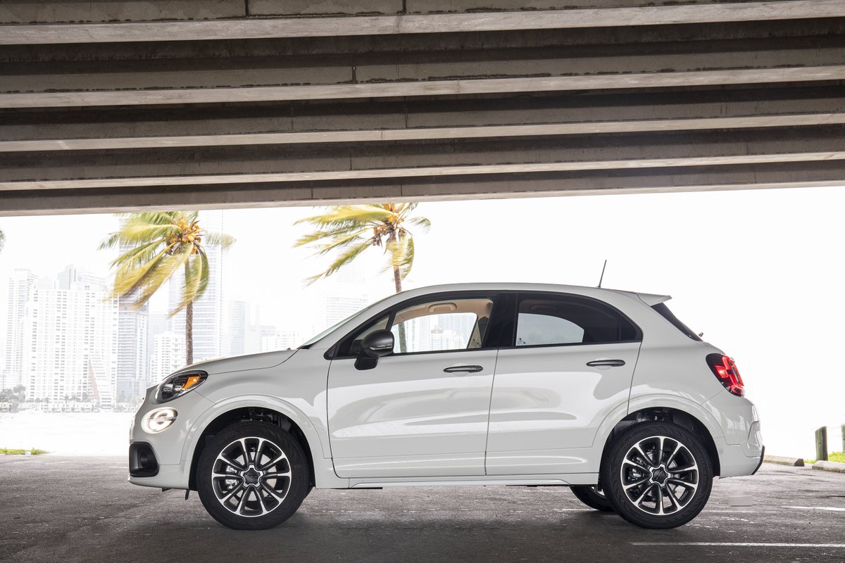 StellantisNAEsp's tweet photo. Eficiente motor turbo, tracción integral, tecnología innovadora y diseño italiano. Así es el @FIATUSA #500X. #FiatFun. https://t.co/OXrSWsK83y