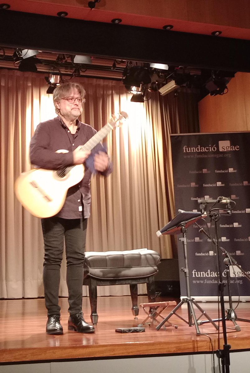 DMunozOsorio's tweet photo. Un parell de fotos de la presentació-concert d'ahir del llibre dits màgics, peces contemporànies per a guitarra de grau elemental. Gràcies a l' Associació Catalana De Compositors Actuals i a @PerezQuer per la feina ben feta!
#guitarra #pedagogia #acc #sgae #fundacionSgae #dinsic https://t.co/fuMSfYKxFa