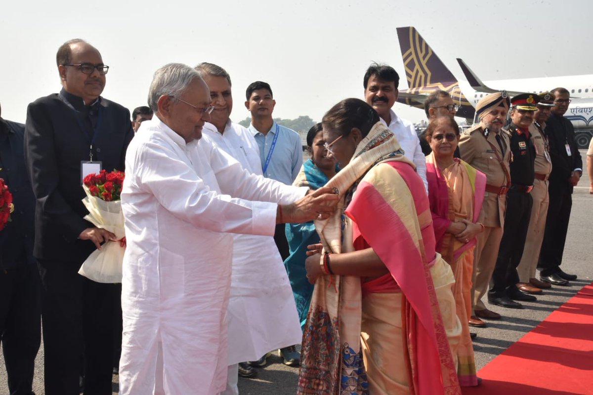 माननीय राष्ट्रपति श्रीमती द्रौपदी मुर्मु जी बिहार दौरे के क्रम में पटना से गया के लिए रवाना हुईं। उन्हें पटना हवाई अड्डे पर विदाई दी तथा उनकी सुखद यात्रा की कामना की।