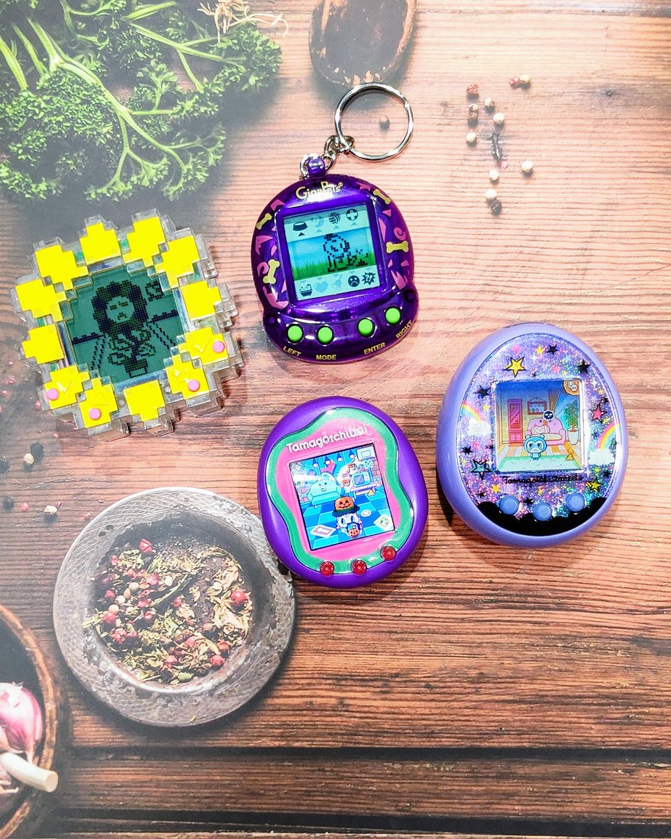 tinypetgogo's tweet photo. Tamagotchi Uni、Tamagotchi Meets、Gigapets Pixel Dog、Flower GoWalk共四台電子寵物，在美味的餐桌上。
#電子雞 #他媽哥池 #寵物機 #tamagotchi #電子寵物 #角落生物 #TMGC #養寵物 #拍立得 #拓麻寵物 #takaratomy #たまごっちプラス #gigapets  #數碼寶貝 #怪獸對打機 #digimon  #小王子蛋蛋 https://t.co/JVegWCexbX
